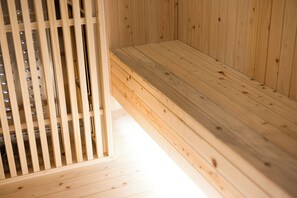 A wooden sauna with a bench and slatted walls. - Haeundae Marine Capsule Hotel & Spa (Busan)