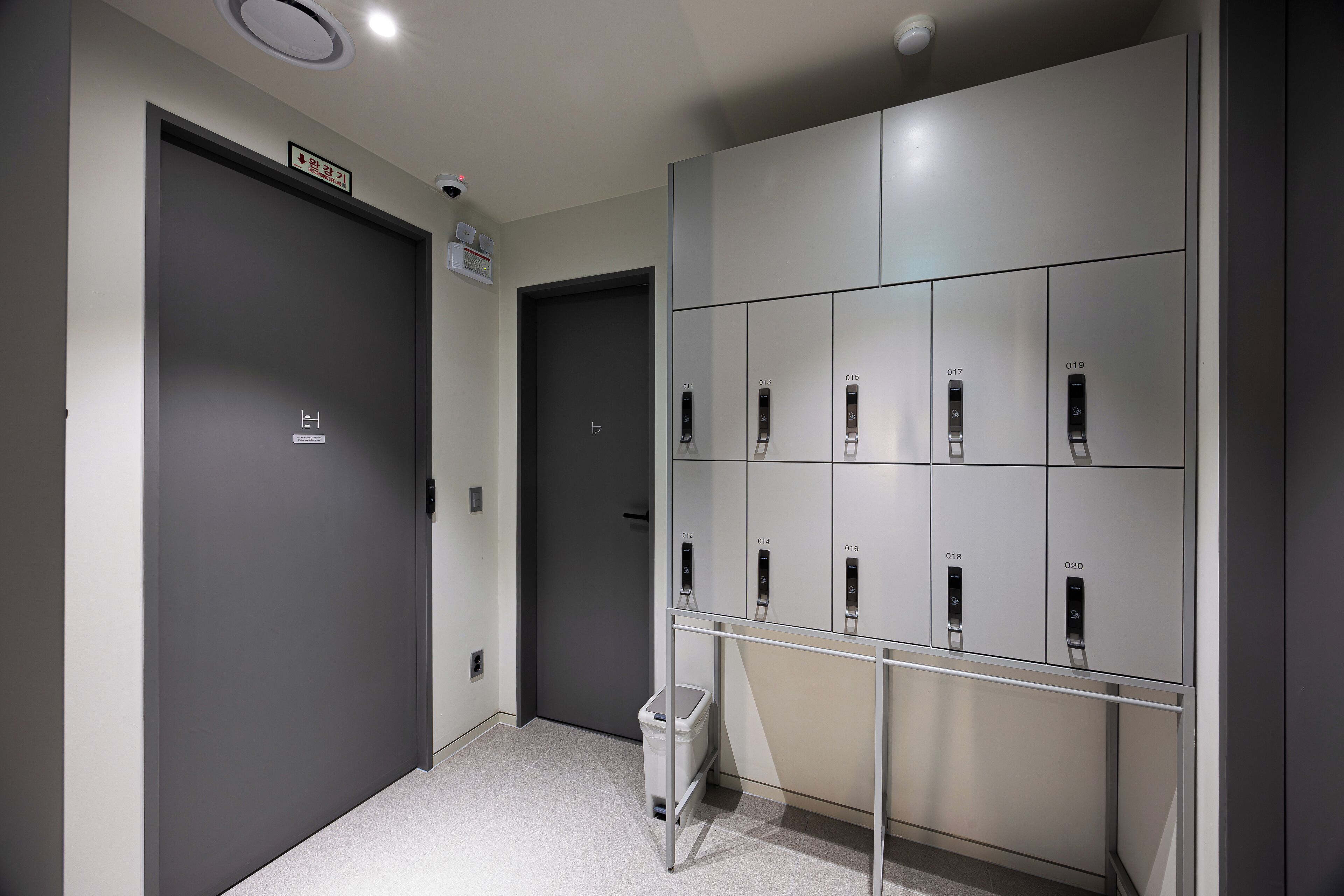 Desk, laptop workspace, free WiFi, bed sheets