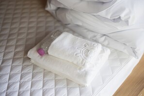 Escritorio, espacio para trabajar con laptop y wifi gratis 