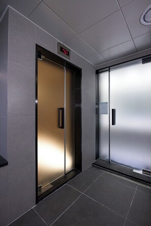 共同ドミトリー 女性限定 禁煙 | デスク、 ノートパソコン用作業スペース、WiFi (無料)、ベッドシーツ