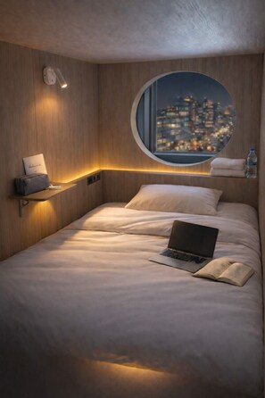Desk, laptop workspace, free WiFi, bed sheets - Haeundae Marine Capsule Hotel & Spa (Busan)