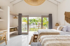 Chambre Deluxe avec lits jumeaux, vue piscine | Coffres-forts dans les chambres, fer et planche à repasser