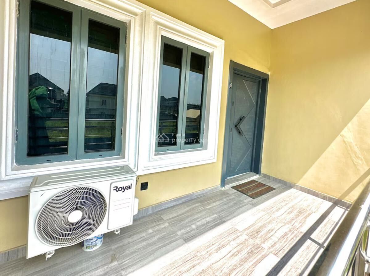 Ein Wohnhaus mit Balkon, einer Schiebetür und einer Klimaanlage.