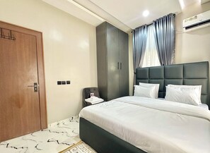 2 bedrooms, iron/ironing board, WiFi, bed sheets - 2-bedroom Apartment in serene Opic Estate with AC comfort (Opic)