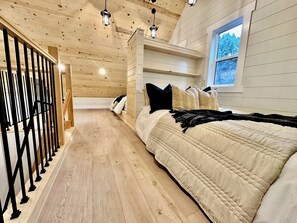 2 habitaciones, tabla de planchar con plancha, cuna de viaje y wifi 