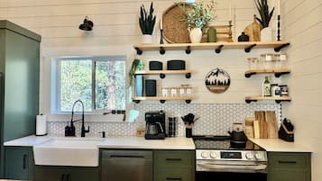 Kjøleskap, mikrobølgeovn, ovn og kokeplater