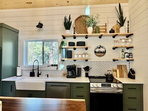 Refrigerador, microondas, horno y parrilla de estufa 