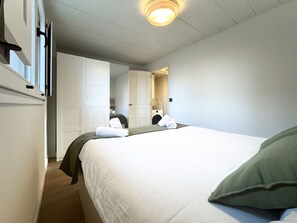 Iron/ironing board, bed sheets