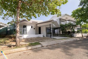 Exterior - Spacious 3-bedroom condo in beautiful Punta Leona beach  with AC (Playa Herradura)