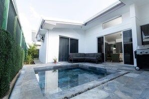 Terrace/patio - Spacious 3-bedroom condo in beautiful Punta Leona beach  with AC (Playa Herradura)