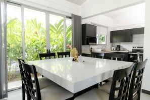 Private kitchen - Spacious 3-bedroom condo in beautiful Punta Leona beach  with AC (Playa Herradura)
