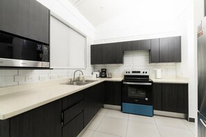 Private kitchen - Spacious 3-bedroom condo in beautiful Punta Leona beach  with AC (Playa Herradura)