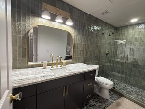 Een douche, een haardroger, handdoeken, zeep