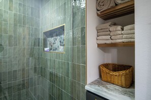 Shower, hair dryer, towels, soap - The Sonoran Sage - Cozy, Convenient & Comfortable (Scottsdale)