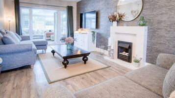 TV connectée, cheminée, table de tennis de table