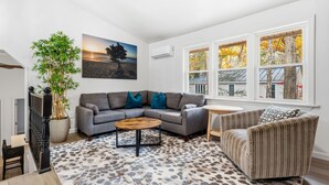 Smart TV - Spacious 4-bedroom house walking distance to York beaches.  2 baths  (York)