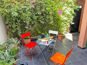 Outdoor dining - Charming, functional, air-conditioned 4-room apartment in Dakar (Dakar)