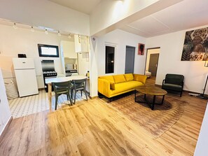 A compact living space with a dining area, kitchenette, and a yellow sofa. - Charming, functional, air-conditioned 4-room apartment in Dakar (Dakar)