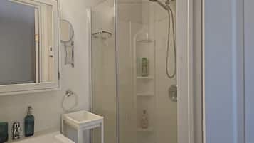 Sèche-cheveux, serviettes fournies, savon, papier toilette