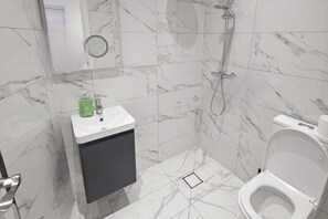 Bathroom - House - Sleeps 12 - Grove Park Station 8min walk (London)