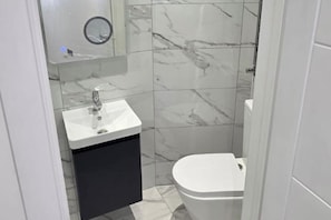 Bathroom - House - Sleeps 12 - Grove Park Station 8min walk (London)