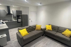 Living area - House - Sleeps 12 - Grove Park Station 8min walk (London)