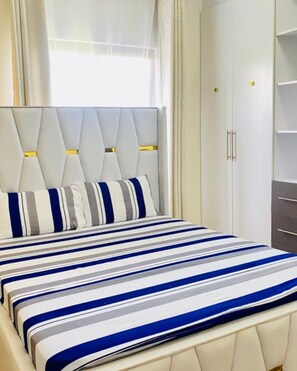 Tabla de planchar con plancha, Internet, ropa de cama