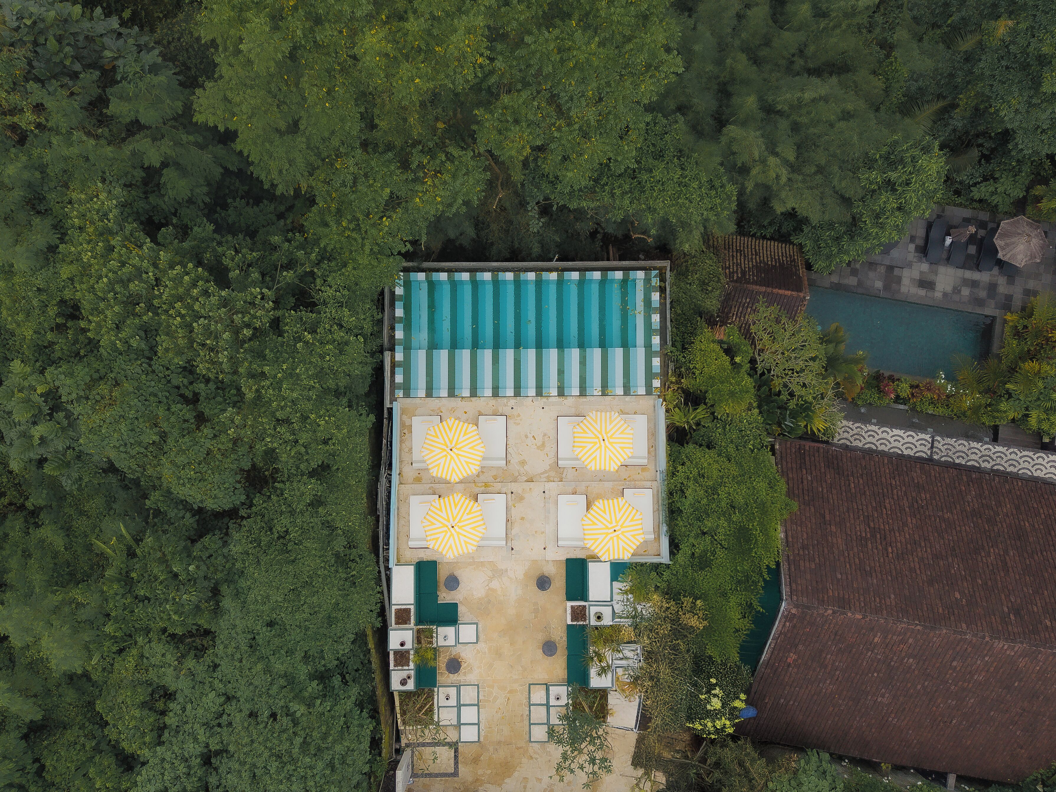 室外游泳池，提供免費遮陽小屋和泳池遮陽傘