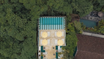 Piscina externa, barracas de cortesia, guarda-sóis