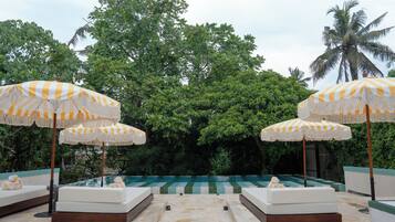 Piscine extérieure, cabanons gratuits, parasols de plage