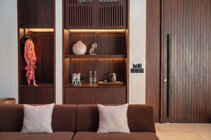 Hair dryer, slippers, towels, soap - The Craft Hotel Ubud (Ubud)