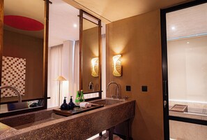 مجففات شعر، خف للقدمين، مناشف، صابون