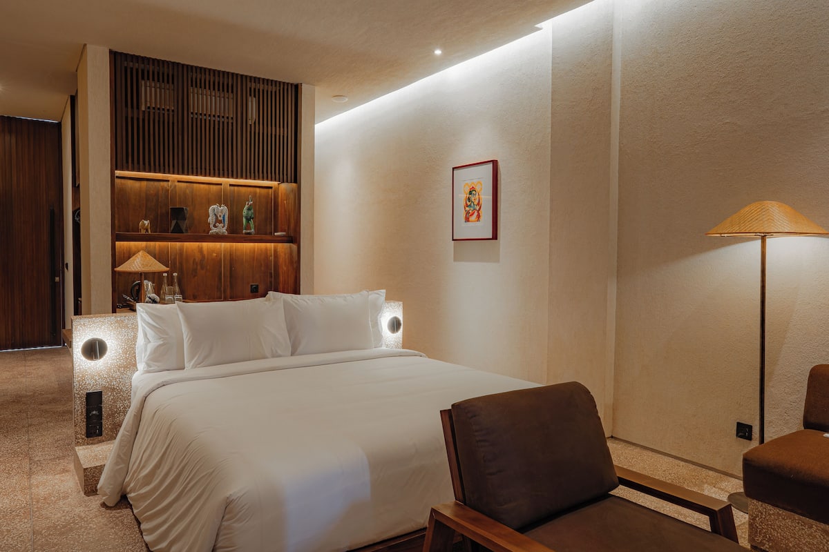 In-room safe, blackout curtains, free WiFi, bed sheets