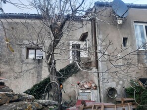 Property grounds - Pause au vert: a simple, authentic country house (Valmascle)