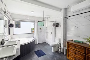Een douche, een bubbelbad, een haardroger, handdoeken