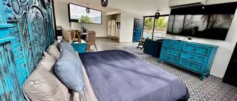 6 bedrooms, iron/ironing board, WiFi, bed sheets