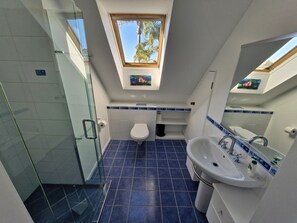 Ducha, bañera de hidromasaje, secador de pelo y toallas