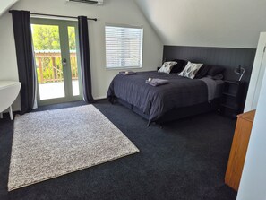6 bedrooms, iron/ironing board, WiFi, bed sheets