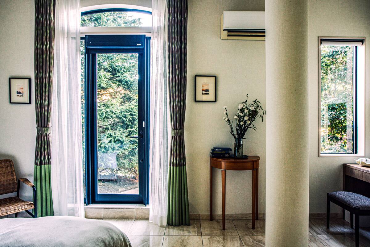 Basic-Zweibettzimmer, Gartenblick | Verdunkelungsvorhänge, kostenloses WLAN