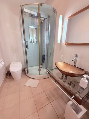 Phòng 2 giường đơn cơ bản, quang cảnh vườn | Phòng tắm | Vòi sen phun mưa, máy sấy tóc, dép đi trong nhà 