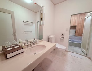 Kamar Twin Comfort | Kamar mandi | Pancuran hujan, perlengkapan mandi gratis, pengering rambut, dan sandal