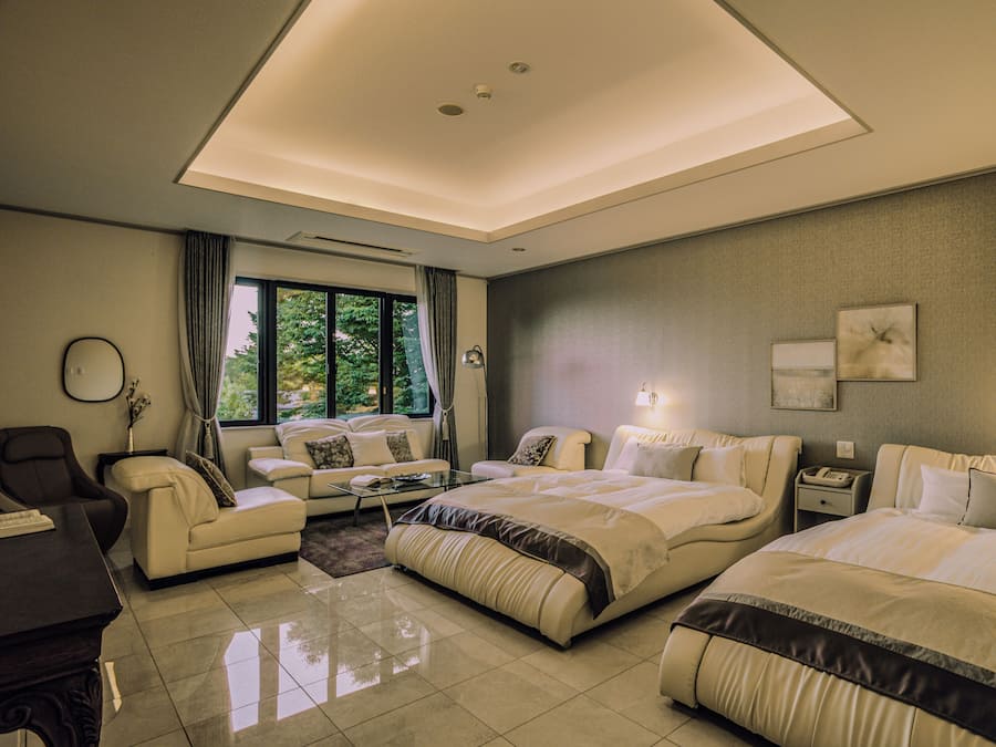 Habitación Confort con 2 camas individuales | Cortinas opacas, wifi gratis, ropa de cama