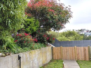 Property grounds - Come Relax at Hilltop Nest Retreat with Ocean Views (Oamaru)