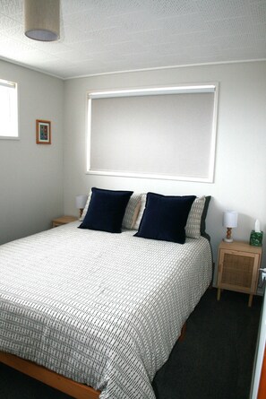 Iron/ironing board, travel cot, free WiFi, bed sheets - Come Relax at Hilltop Nest Retreat with Ocean Views (Oamaru)