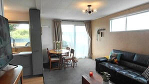 Smart TV, books - Come Relax at Hilltop Nest Retreat with Ocean Views (Oamaru)
