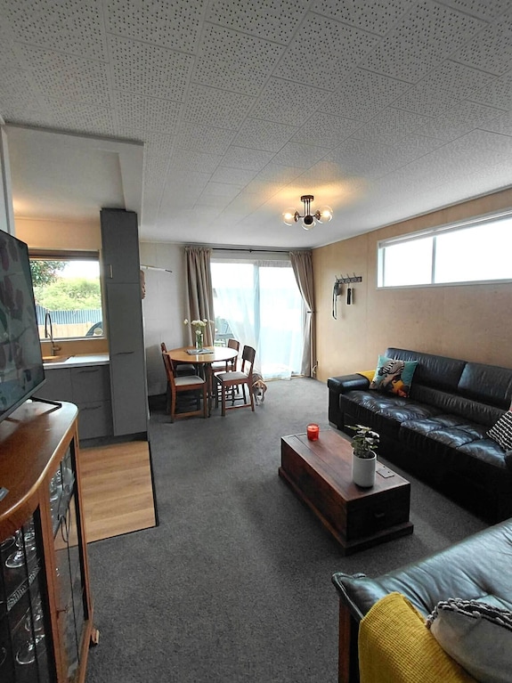 Come Relax At Hilltop Nest Retreat With Ocean Views - Oamaru