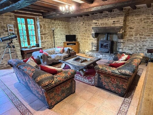 Luxury rural farmhouse retreat. Family and pet friendly with hot tub.