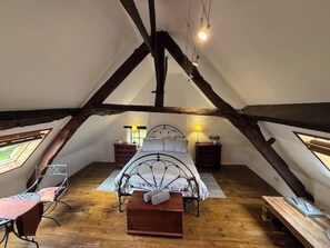 3 bedrooms, iron/ironing board, free WiFi, bed sheets