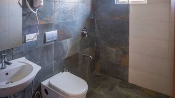 Deluxe Room | Bathroom