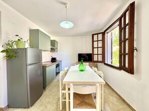 Fridge, oven, stovetop, electric kettle - " Torre di Barì Apartment " (Torre di Bari)